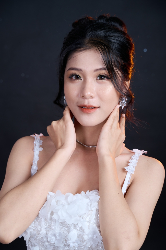 亚洲性感吊带盘发美女写真图片