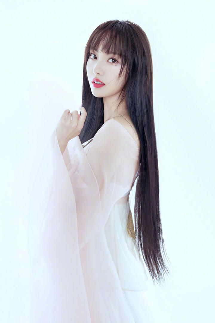 长发及腰的美女明星张嘉倪图片