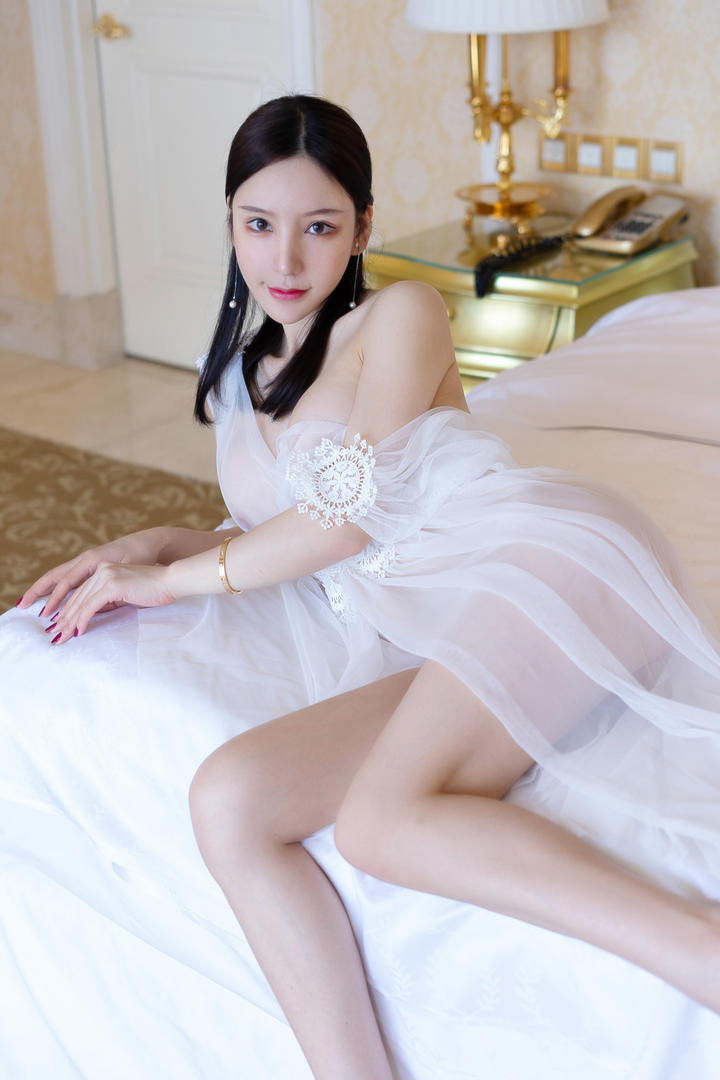 穿着透明纱裙的性感美女模特周于希大胆写真图片