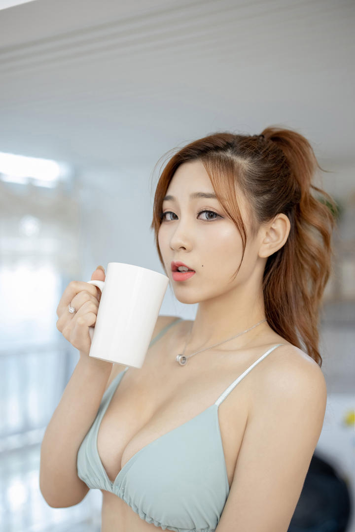 喝水的极品大胸美女尤果网模特写真图片