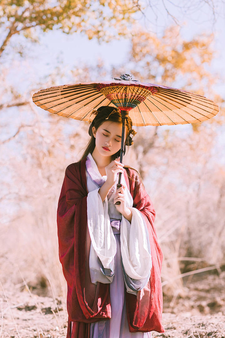 撑着油纸伞的唯美古装美女艺术摄影写真图片