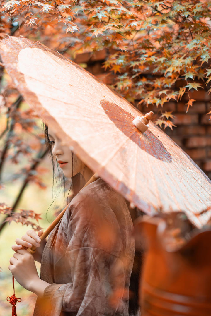 撑着伞的古装美女主播个人艺术照
