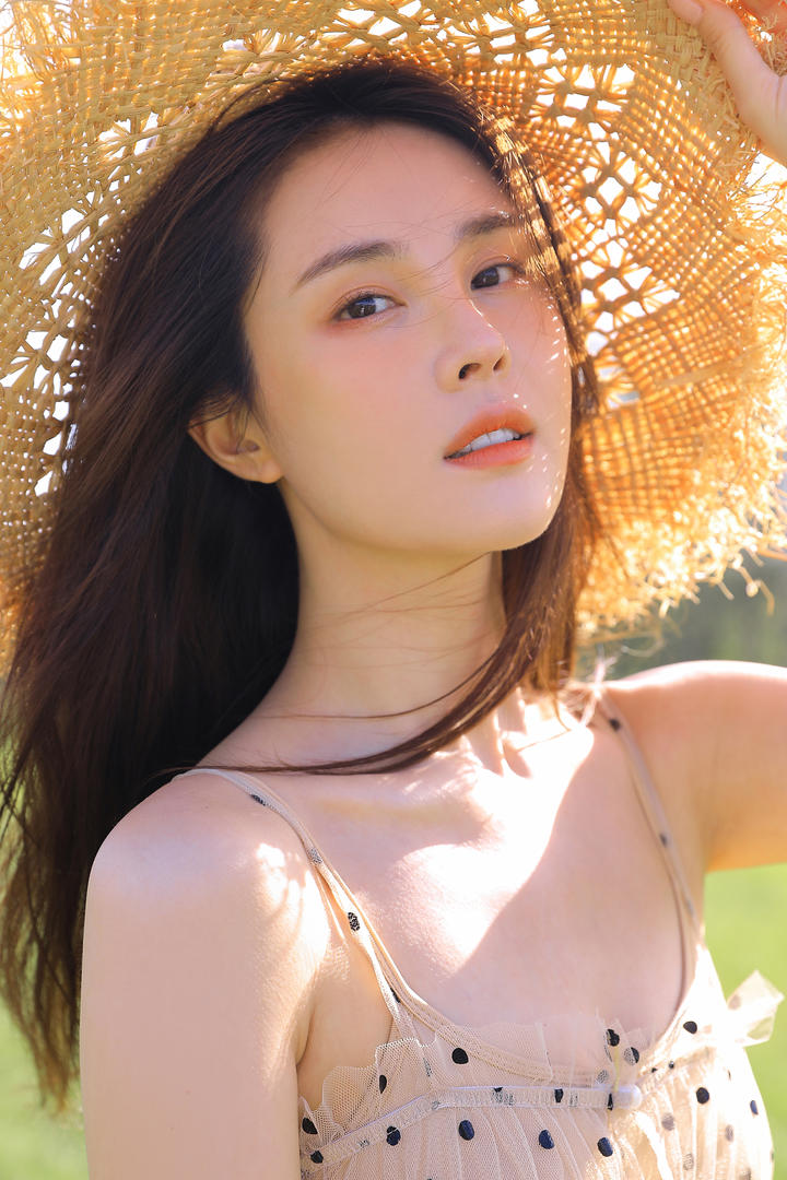 4K超清漂亮美女户外写真图片