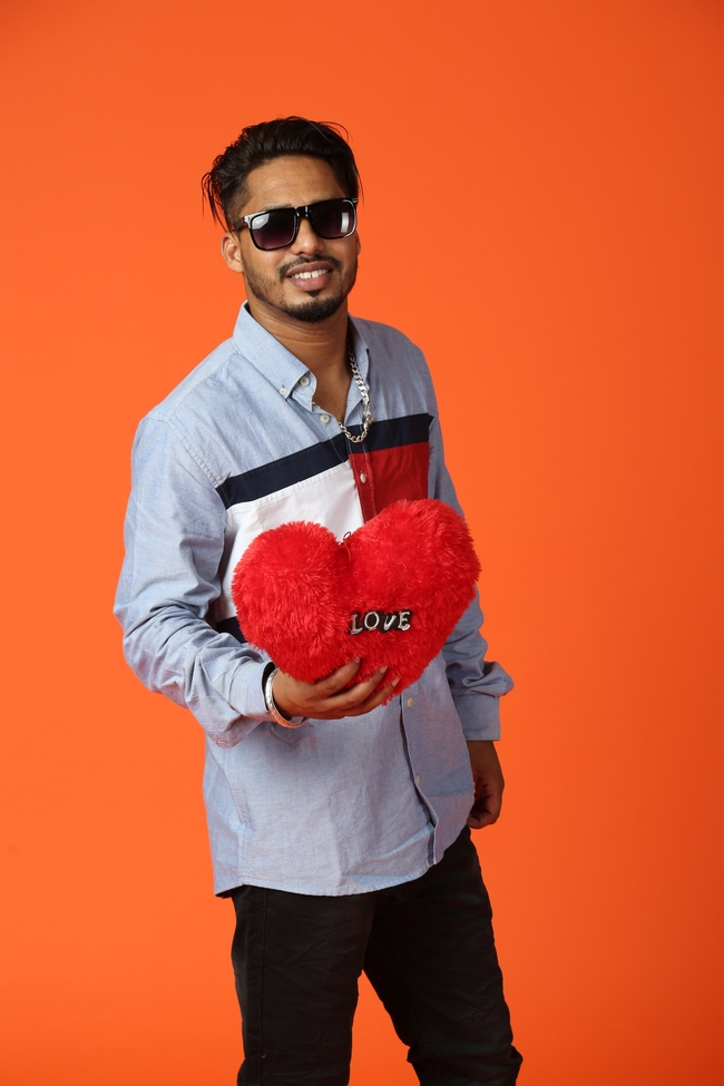 手捧爱心抱枕的帅哥图片