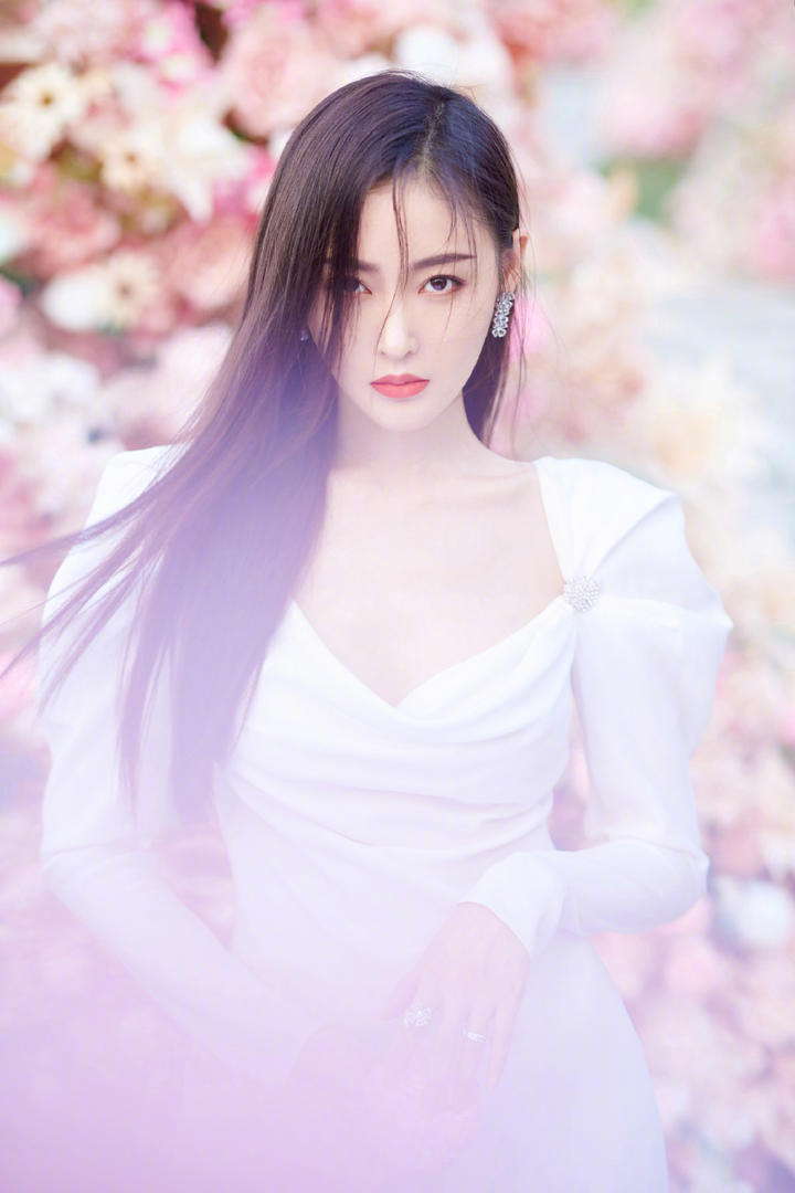张天爱长发飘飘白裙唯美写真图片