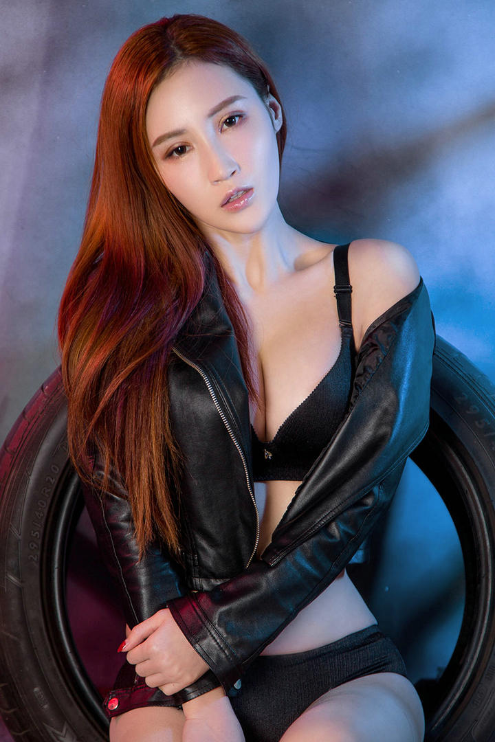 高清长发皮衣性感美女模特图片智秀