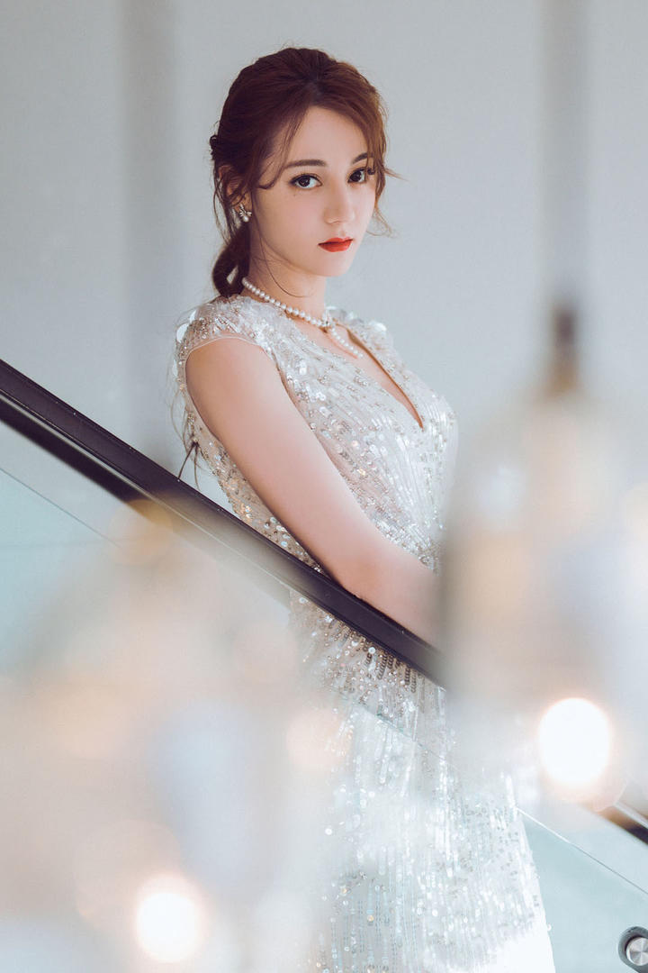 高清气质美女明星迪丽热巴图片