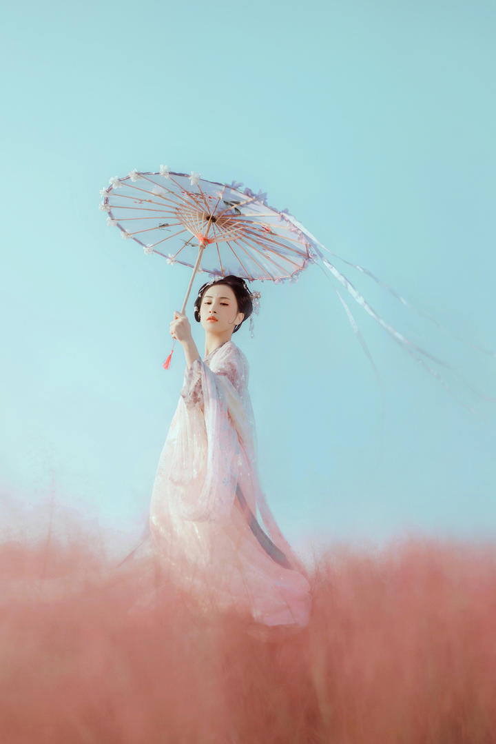 打洋伞的古装古典气质美女图片