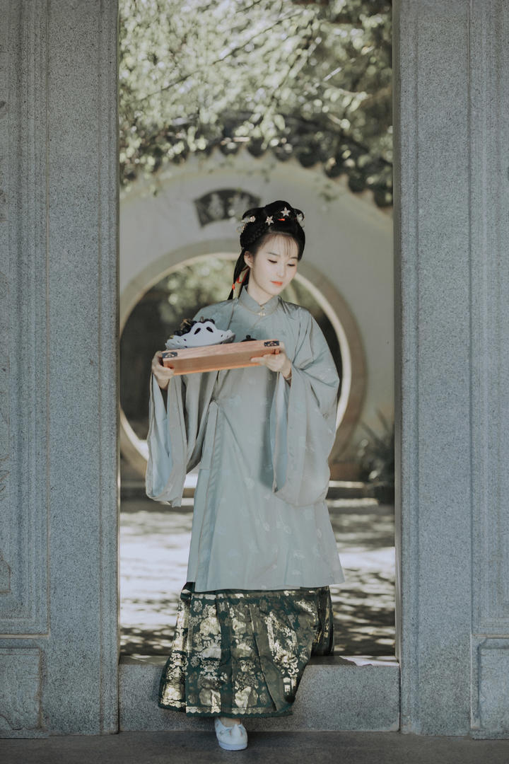 捧着果盘的气质古装美女凡鹿艺术写真图片