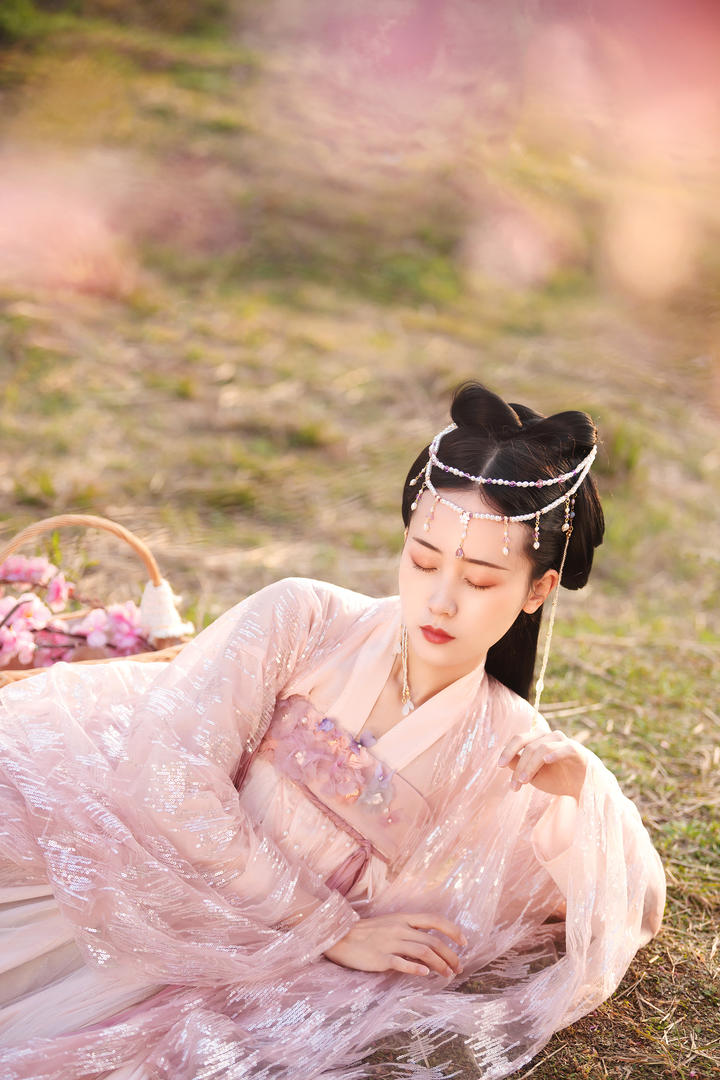 躺在草地上的极品美女古装艺术写真套图