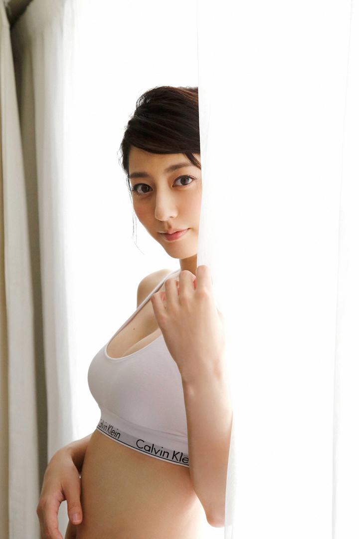 站在窗帘边的日本性感女神高清人体艺术图片