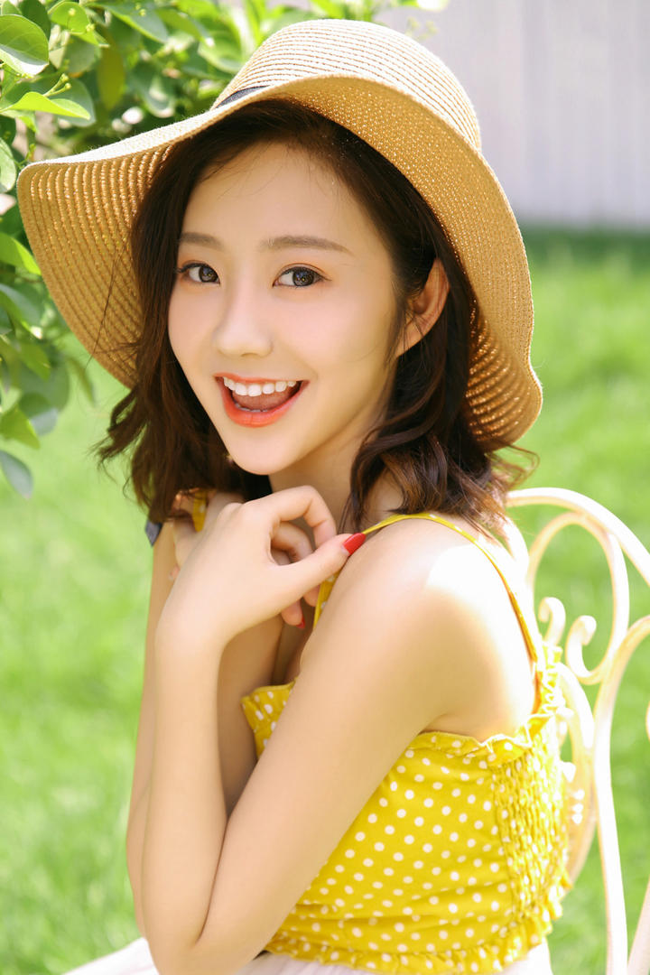 戴着草帽的清纯美女高清写真图片