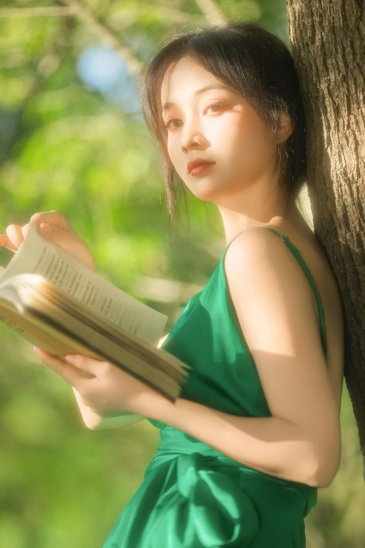 看书的气质美女图片