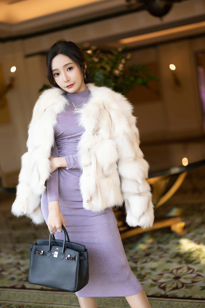 端庄大方的气质美女模特王馨瑶个人艺术写真图片