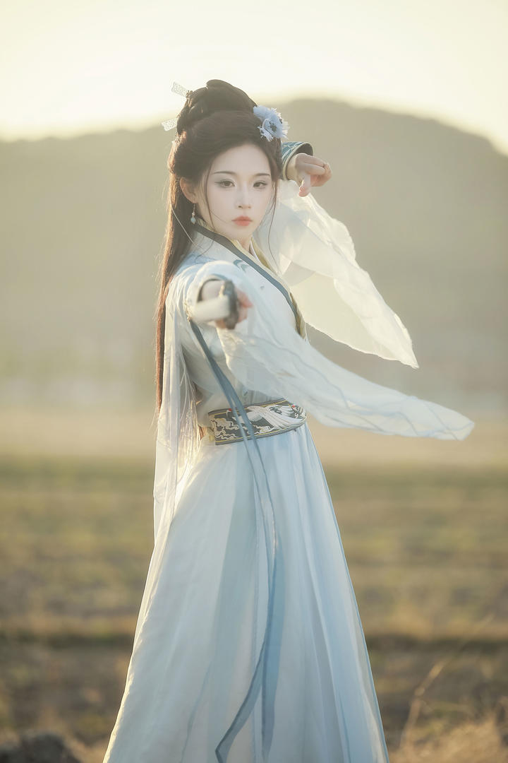 舞刀弄剑的古装美女图片