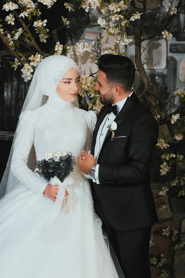 新婚帅哥美女深情对视婚纱照图片