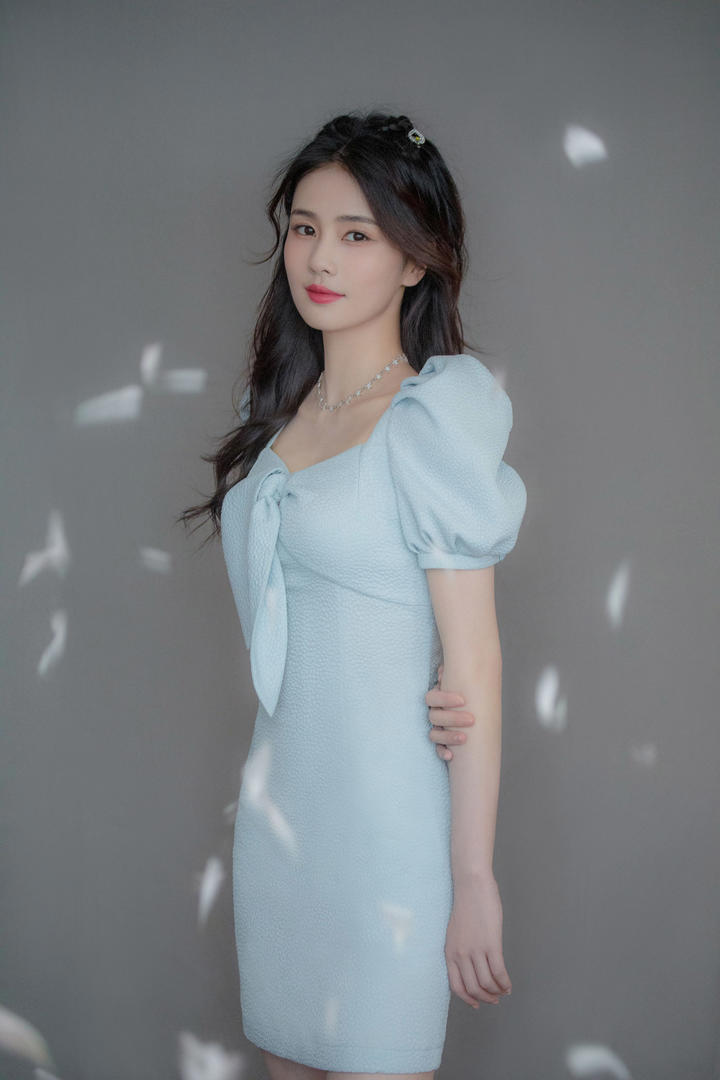 优雅大方的漂亮美女明星白鹿个人写真图片