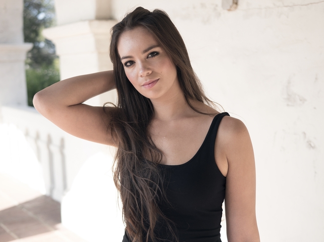 正在撩发的黑色背心性感美女图片