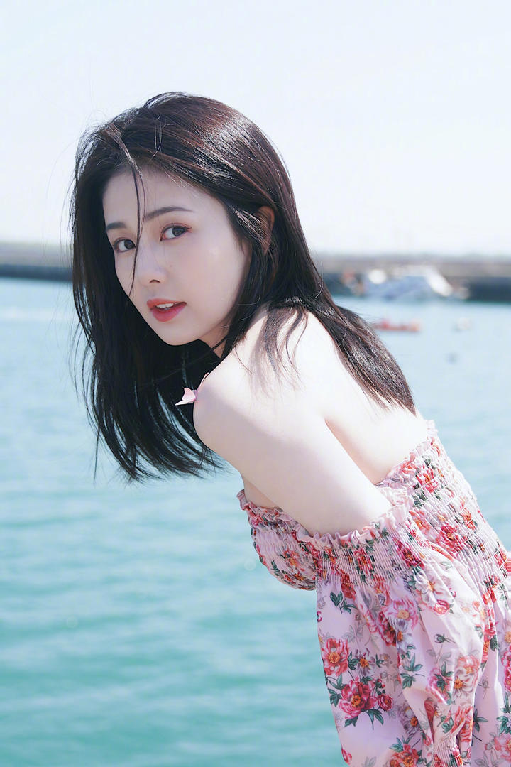 海边的白嫩香肩美女明星白鹿高清壁纸图片