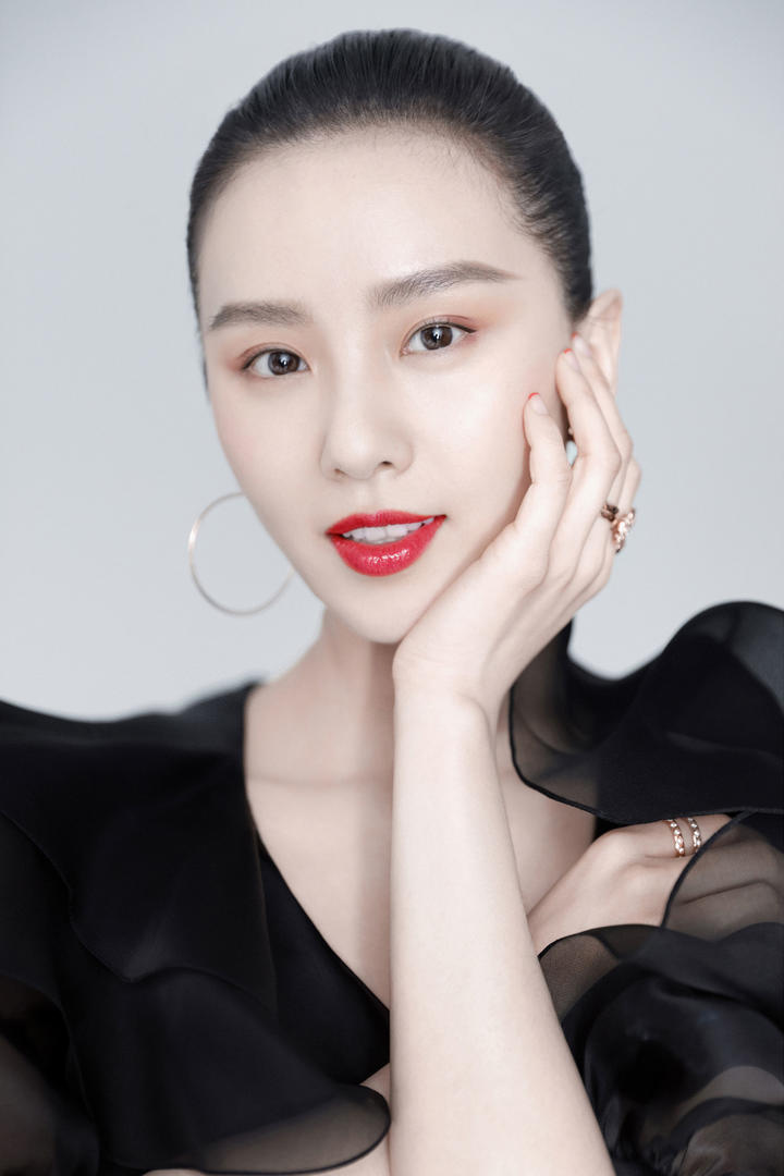 抚摸脸庞的高清气质女神刘诗诗特写图片