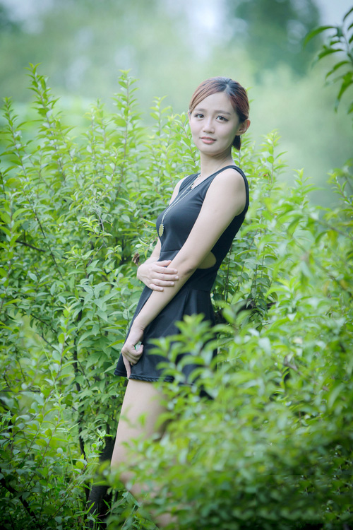 美女莉莉公园清纯写真