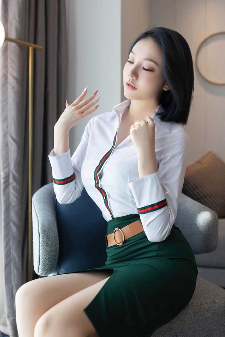 穿着包臀裙的气质美女图片安然高清大图