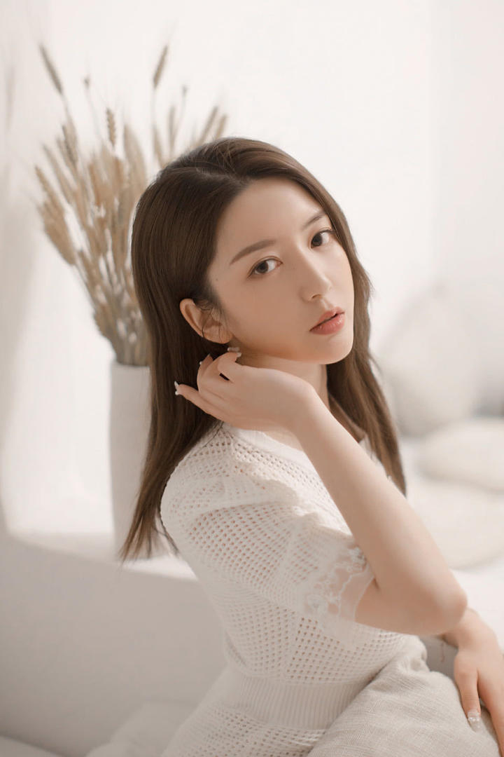 白色针织长裙清纯美女写真图片