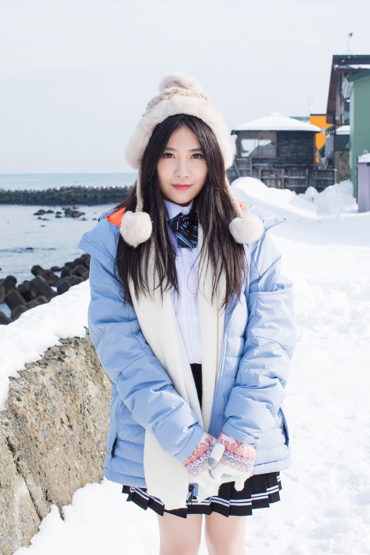 站在雪中的高清美女摄影图片
