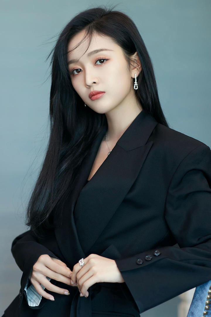 穿黑色西装的气质女明星吴宣仪摄影写真大图