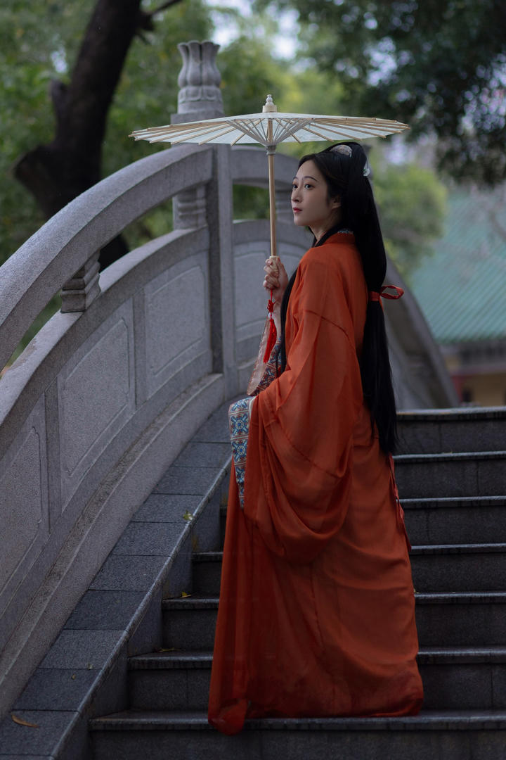 站在桥上的汉服美女个人艺术照图片