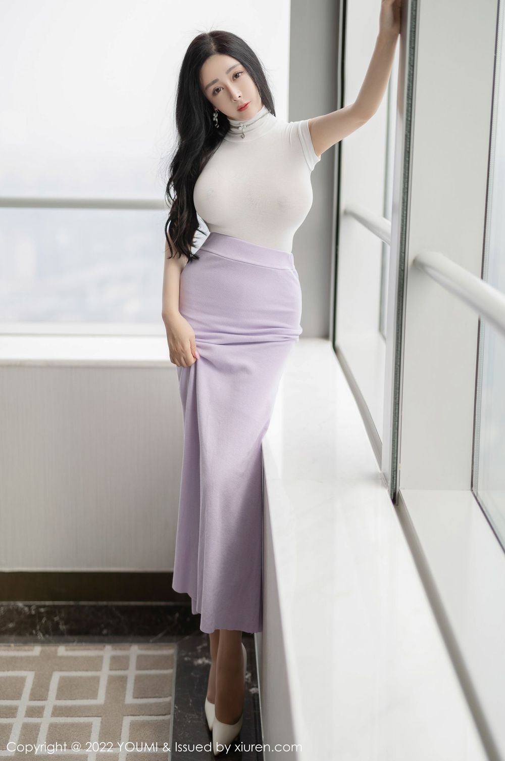尤蜜荟美女模特允薾白色轻透收身上衣搭配原色丝袜写真