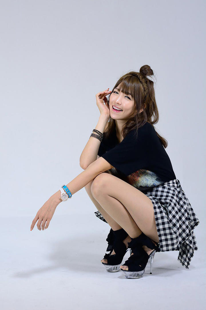 蹲在地上的高清韩国美女模特李恩慧写真