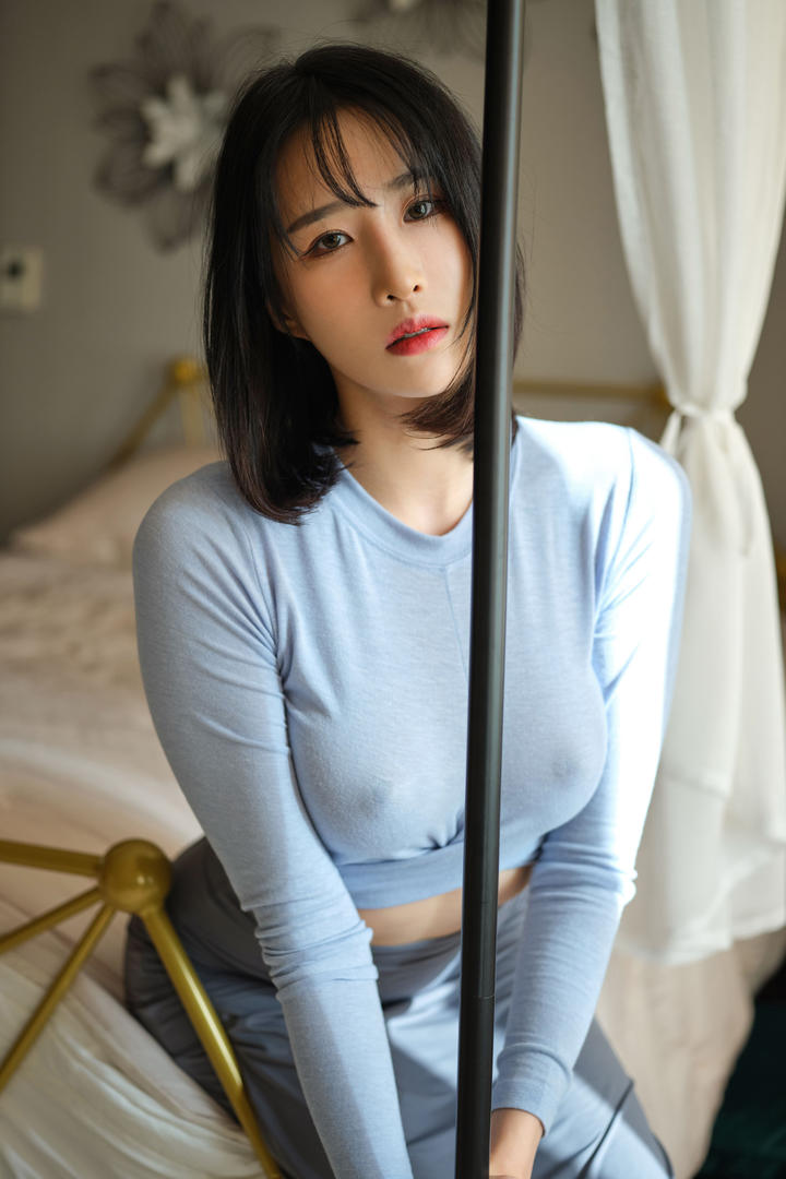 没穿内衣的韩国大胸美女凸点图片