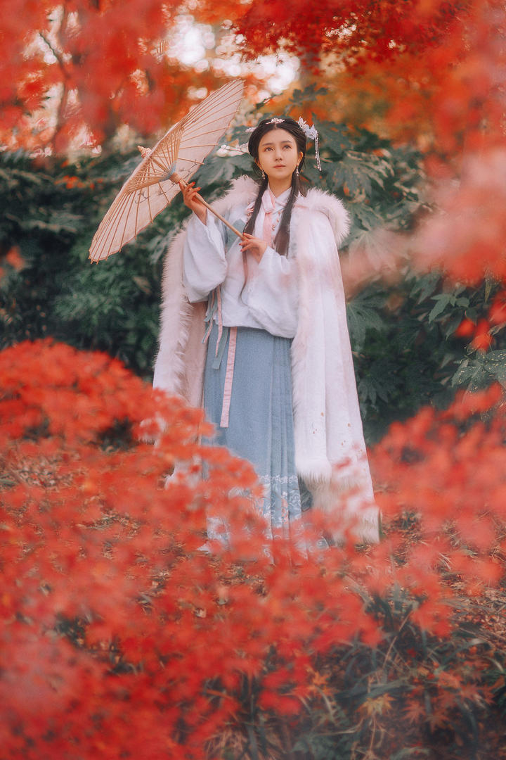 打着伞的古装美女高清写真