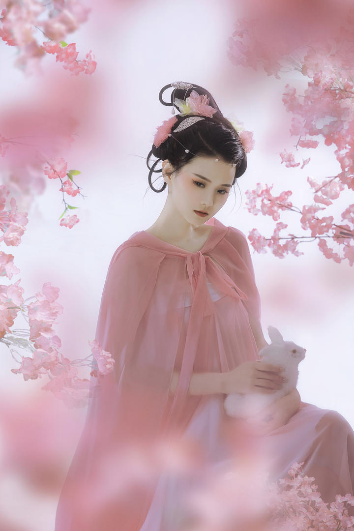 抱着小白兔的唯美古装汉服美女写真图片