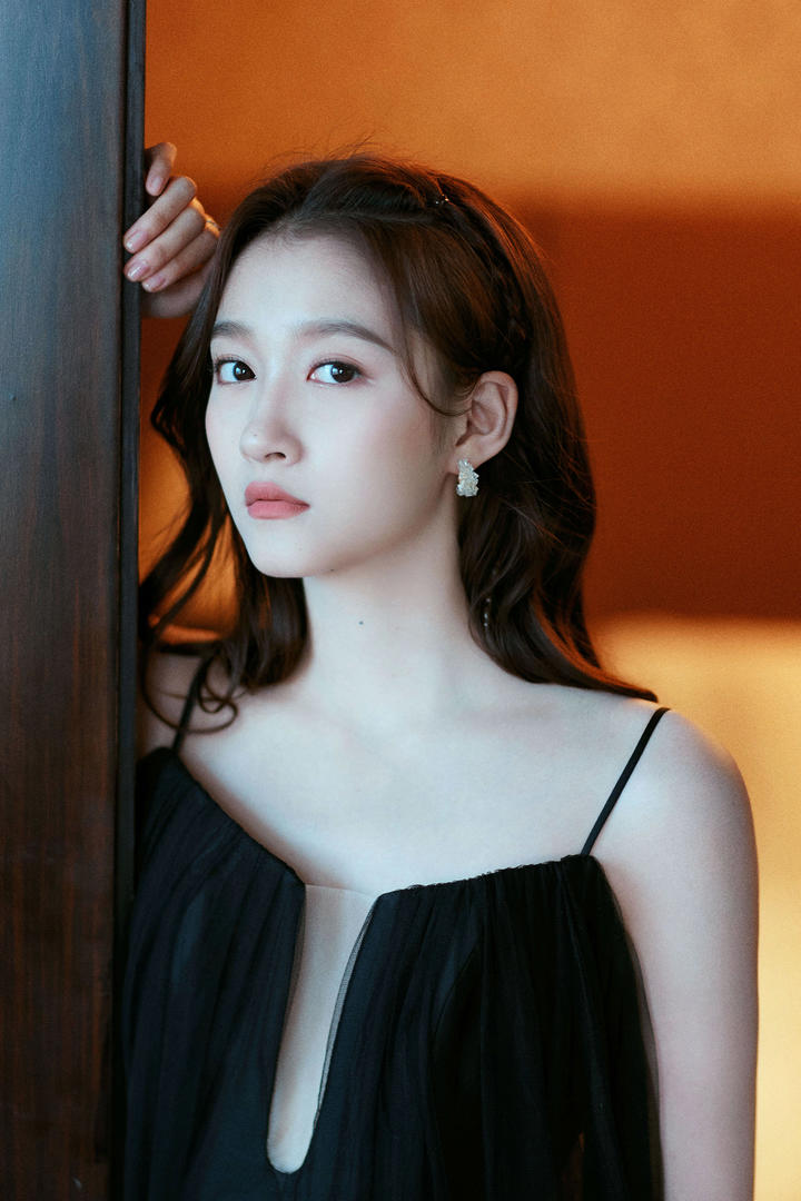 穿着吊带长裙的中国性感美女关晓彤图片