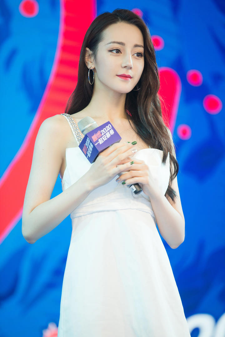 新疆美女明星迪丽热巴综艺节目高清剧照图片