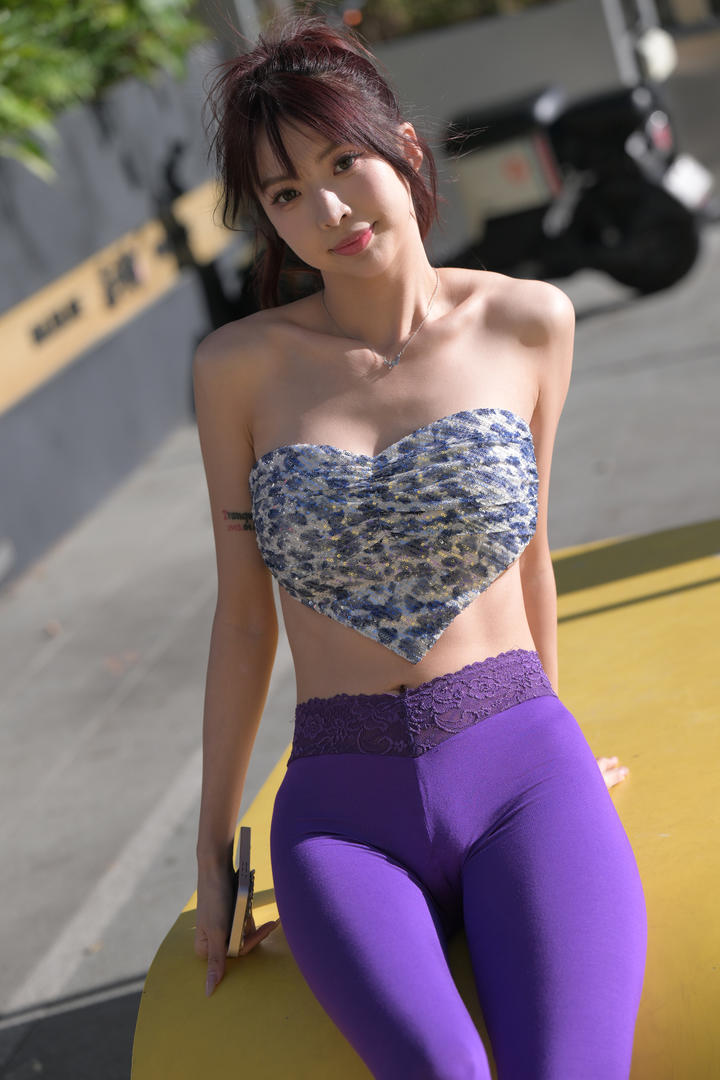 高清紫色紧身瑜伽裤美女性感写真图片