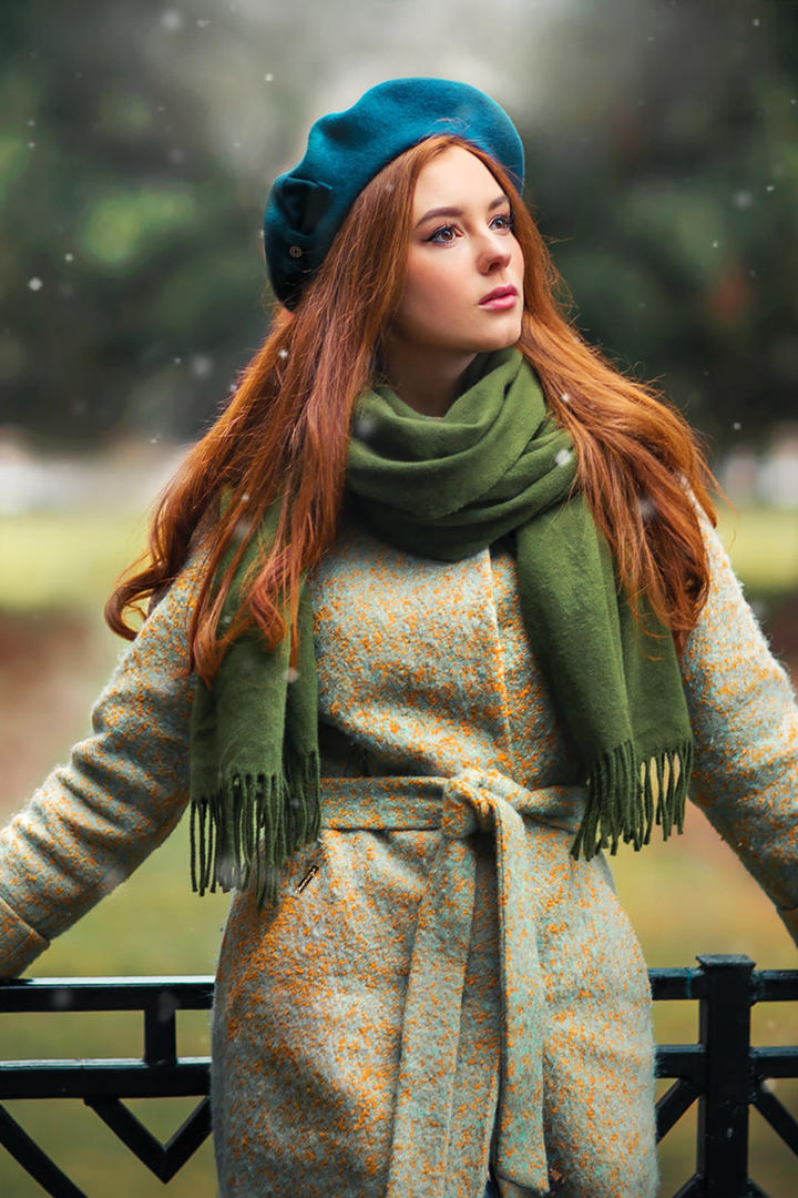 靠在栏杆上的高清欧美人像艺术摄影图片