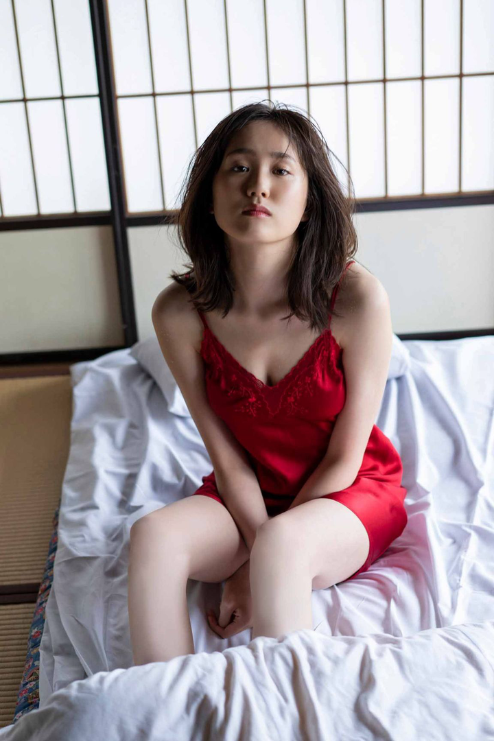 穿红色吊带睡衣的日本美女床照图片