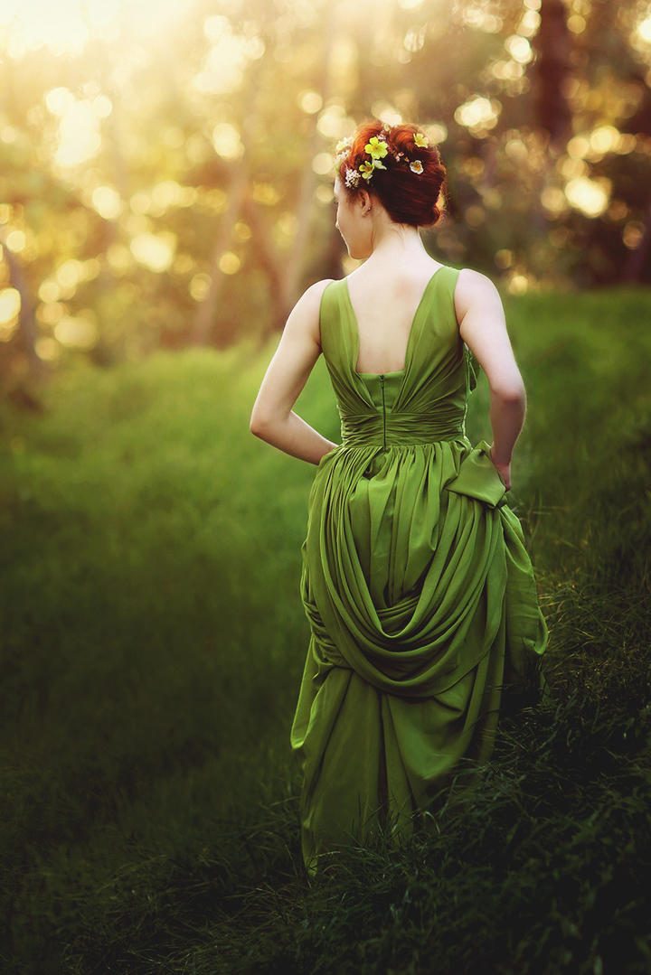 站在草地上的欧美气质美女背影摄影图片