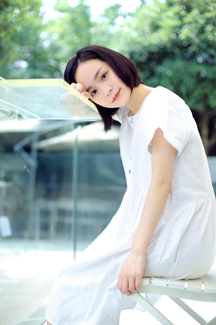 穿白色连衣裙的纯情短发女生头像真人图片