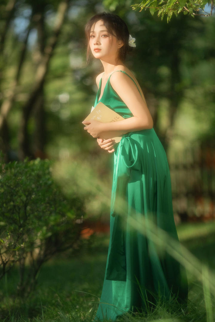 气质美女森林写真