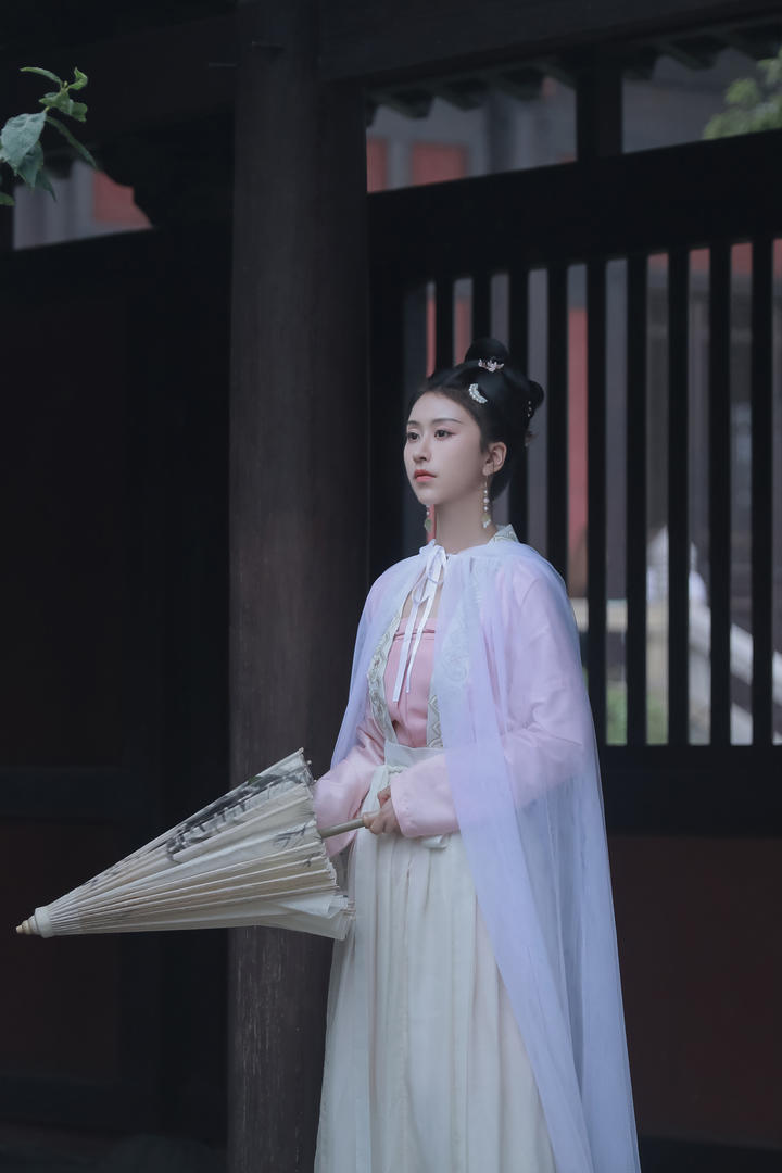 打着伞的气质漂亮古装美女唯美摄影写真图片