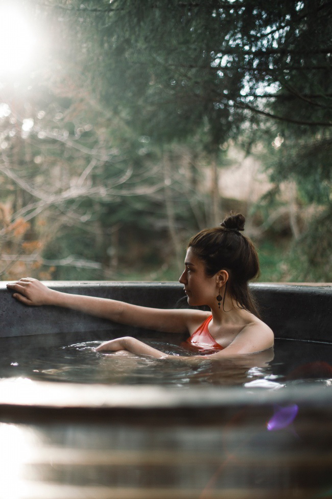 泡温泉的欧美美女图片