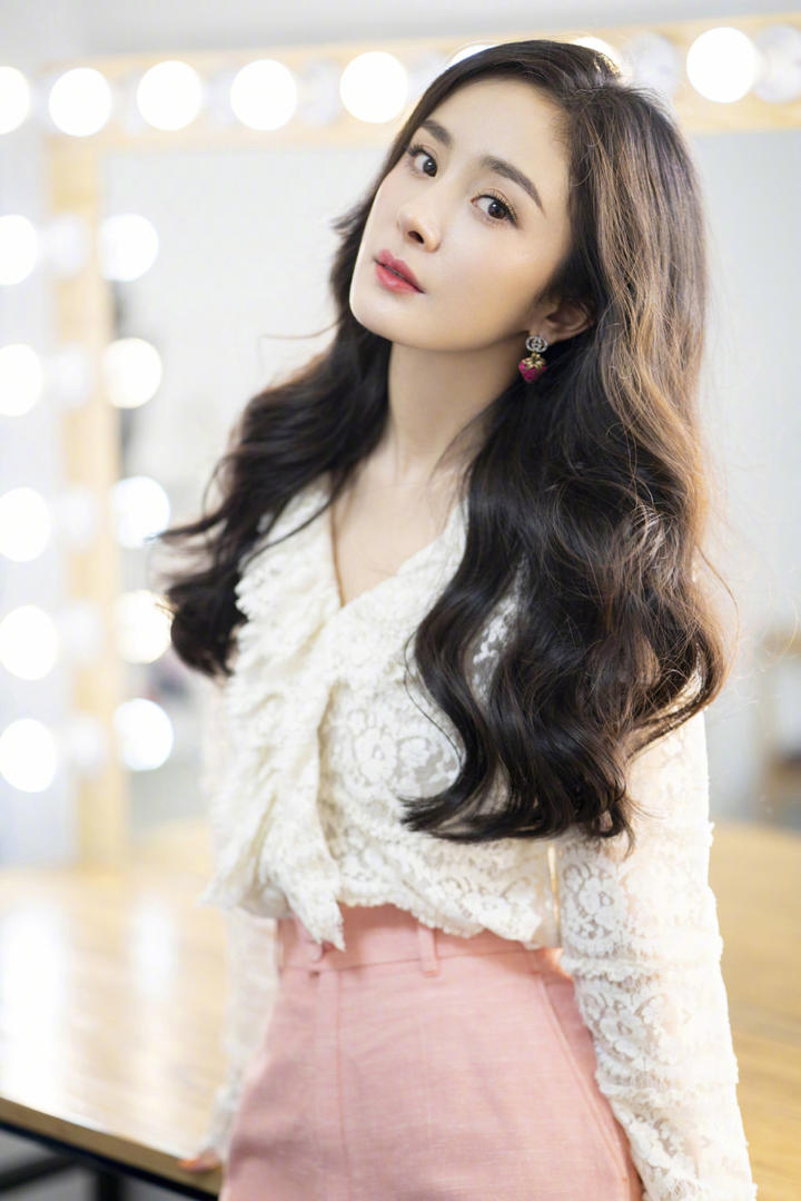 杨幂白色蕾丝衬衣优雅写真图片