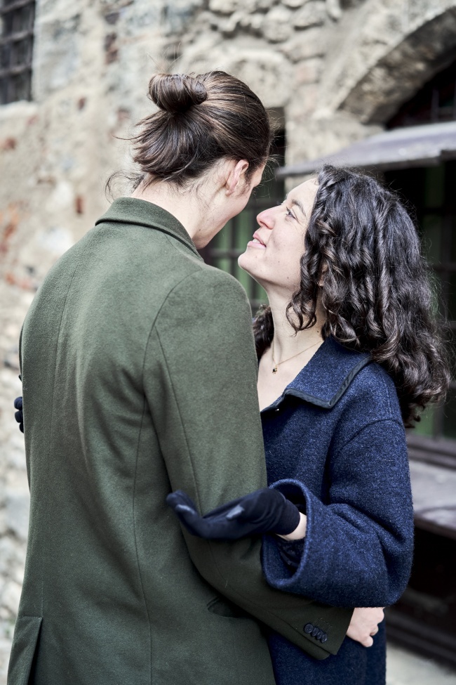 情侣面对面拥抱的图片