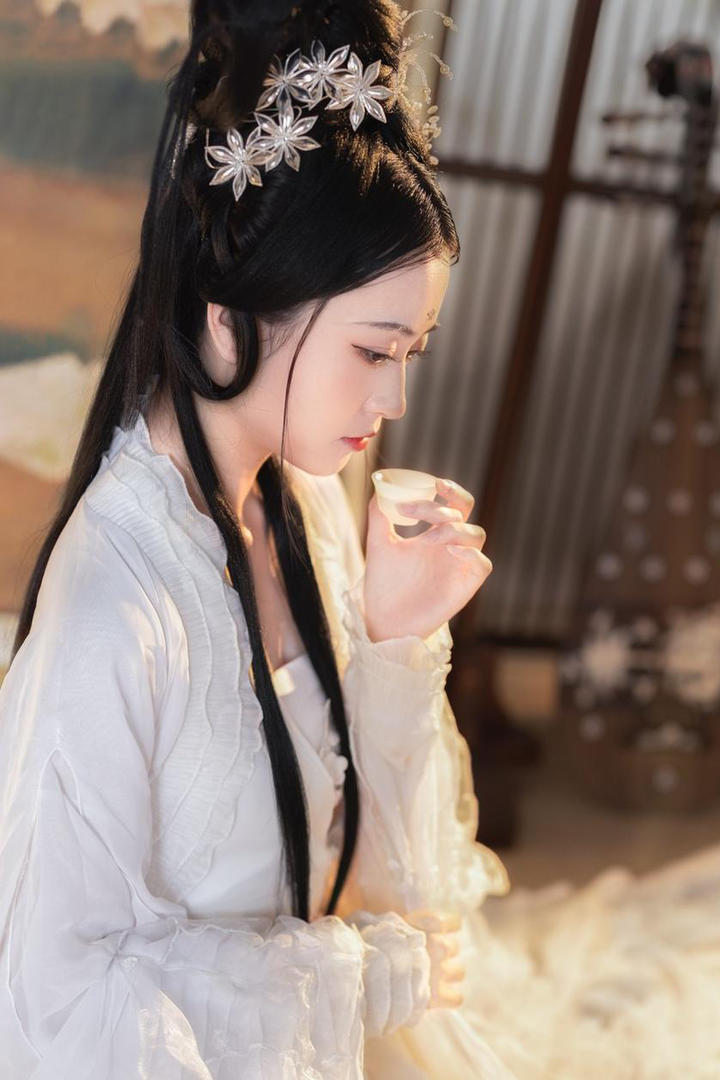 端起酒杯的唯美古装美女写真图片
