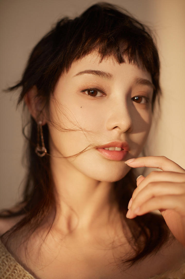 彭小苒不规则刘海造型搭配白色毛衣温柔美女写真美照