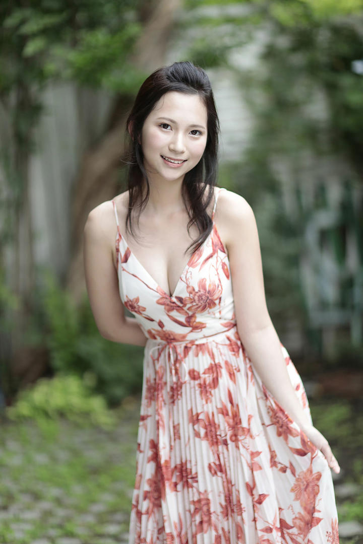 气质美女吊带裙写真